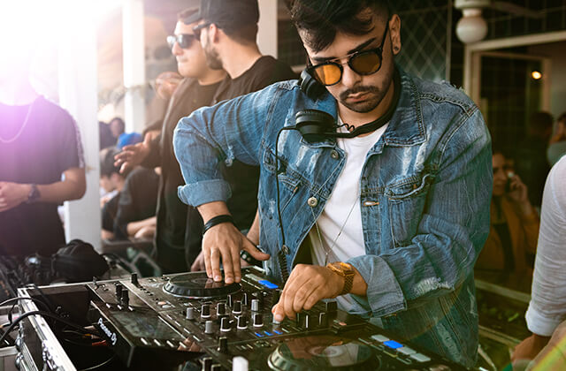 DJ